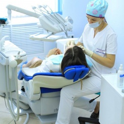 Гигиена зубов во время ношения ортодонтических конструкций